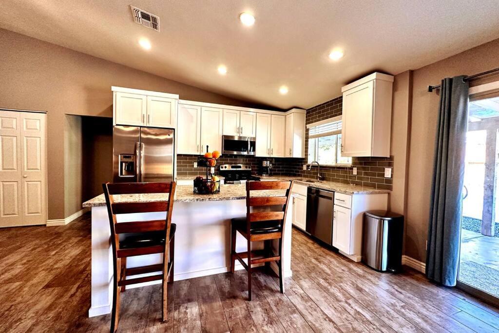 Mesa Oasis Private Pool Spacious! 10+ Guests 7 Beds New, Great Location! Exterior photo